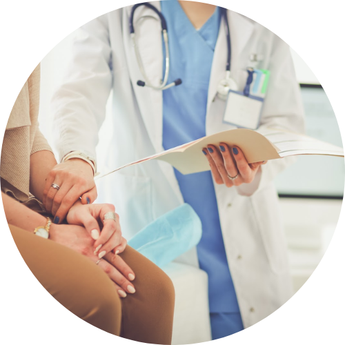 Médico vestindo jaleco e segurando um estetoscópio, simbolizando ética e compromisso profissional.