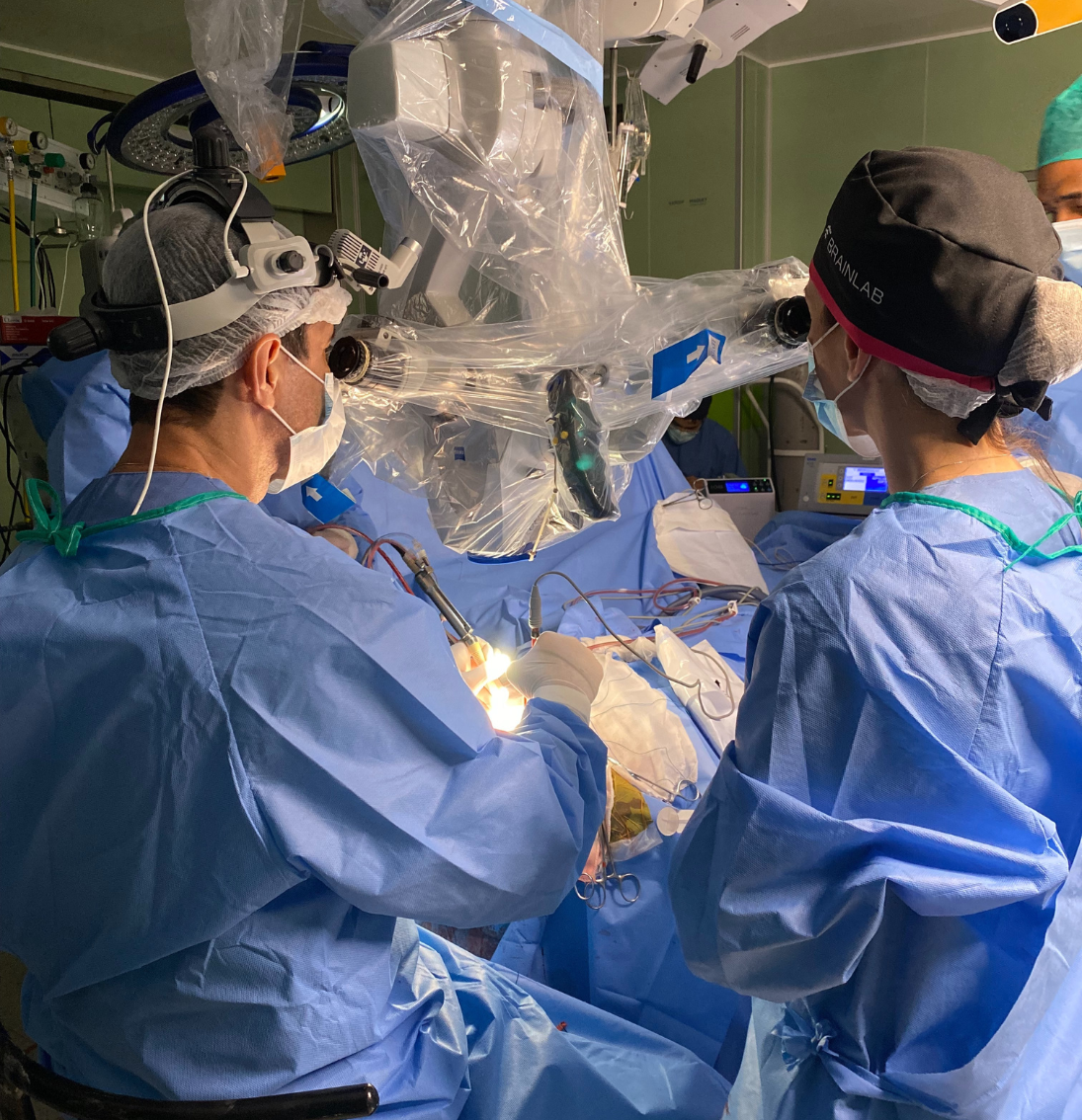 Dra. Valérie Manicacci realizando procedimento neurocirúrgico para correção de assimetria craniana posicional.