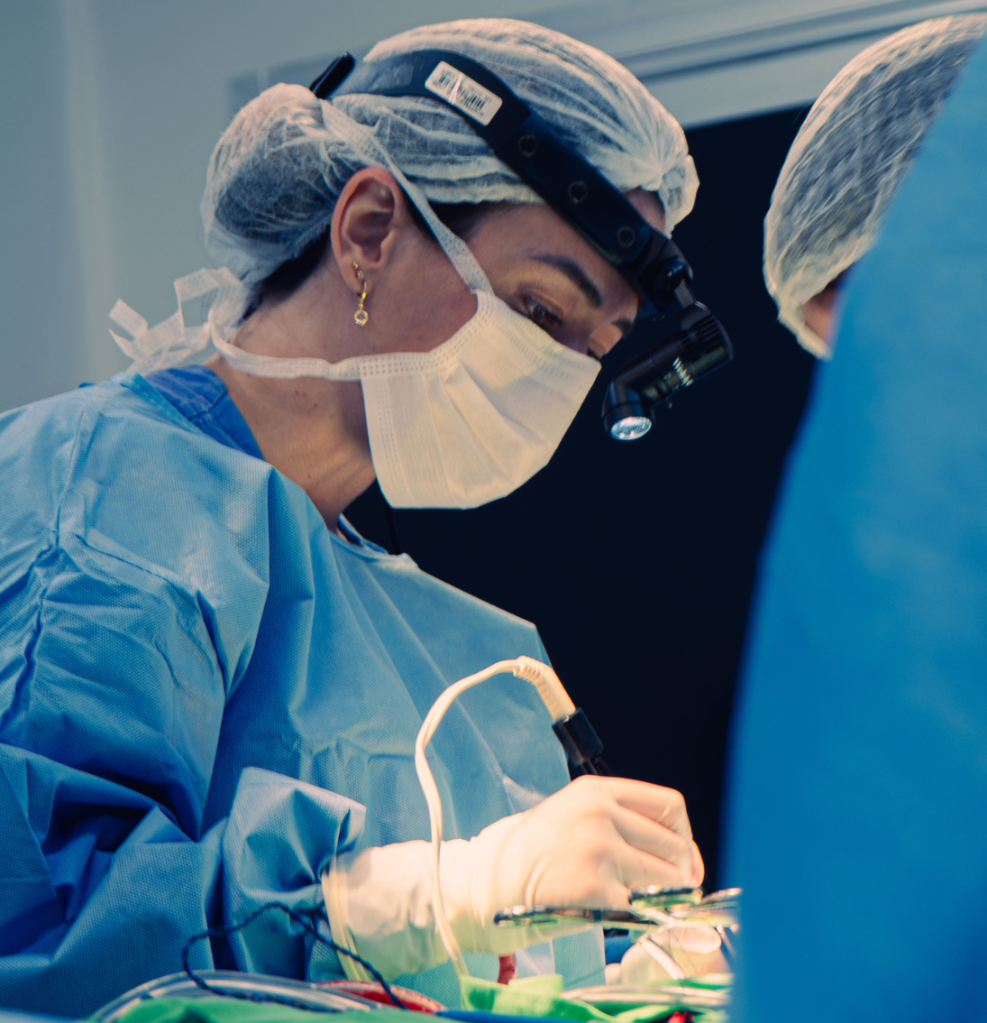 Dra. Valérie Manicacci realizando cirurgia para correção de mielomeningocele.