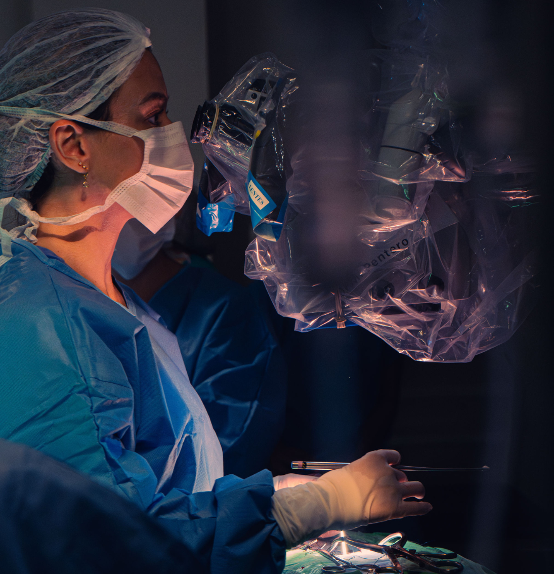 Dra. Valérie Manicacci realizando cirurgia para correção de medula ancorada.