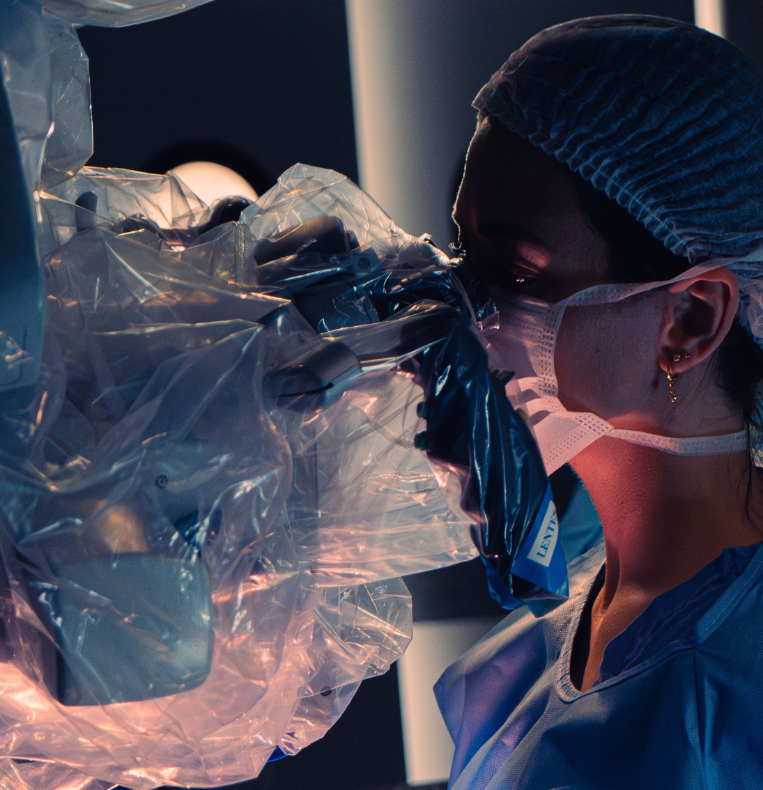 Dra. Valérie Manicacci realizando cirurgia para remoção de tumor cerebral.