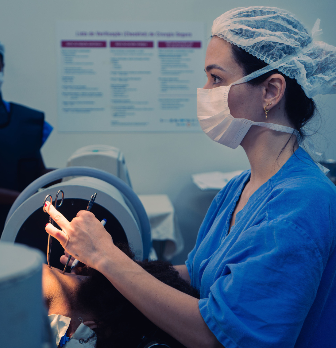 Dra. Valérie Manicacci analisando exame de imagem para diagnóstico de tumor medular/espinhal.