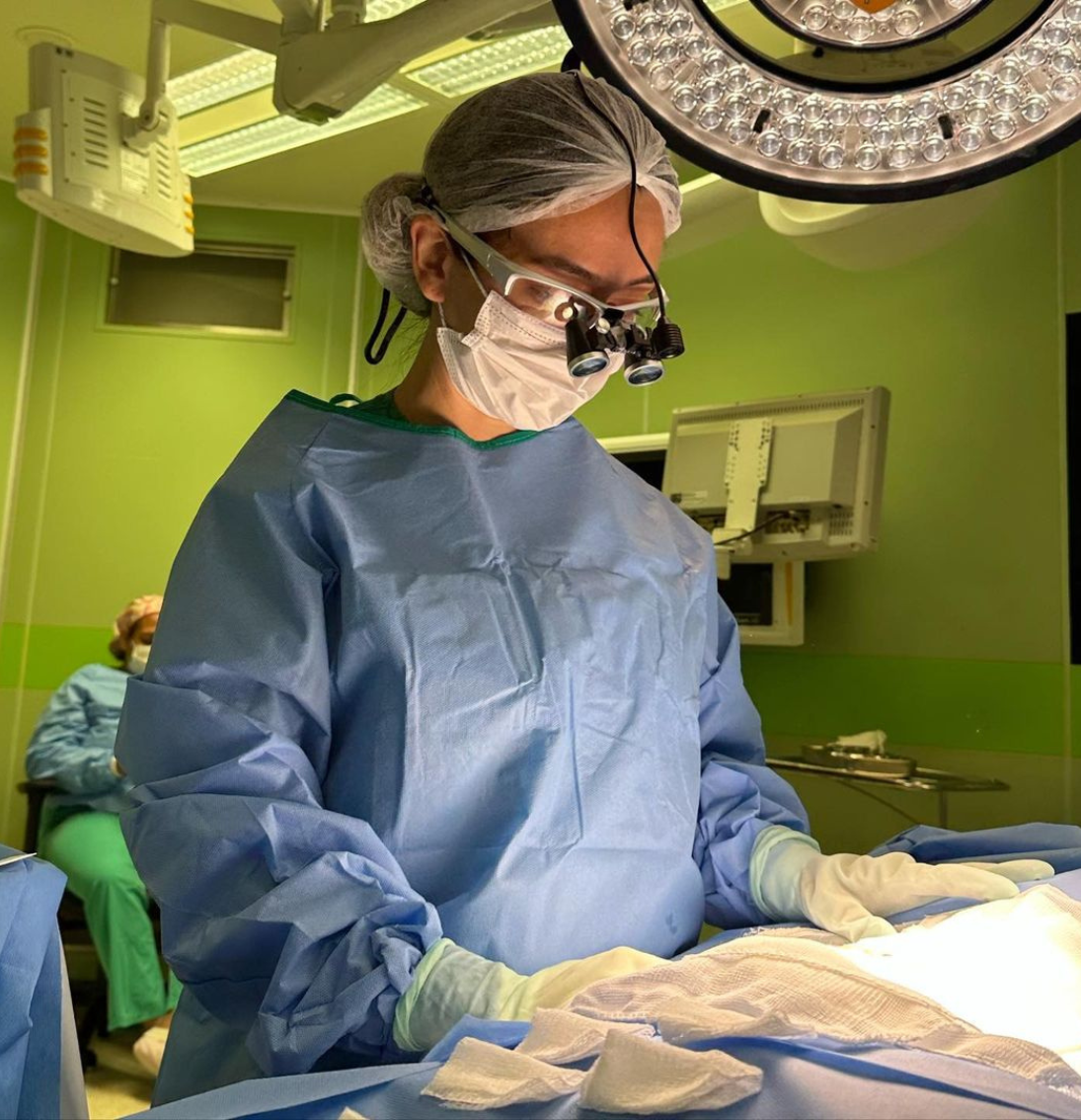 Dra. Valérie Manicacci realizando procedimento cirúrgico para tratamento de doença vascular no sistema nervoso.